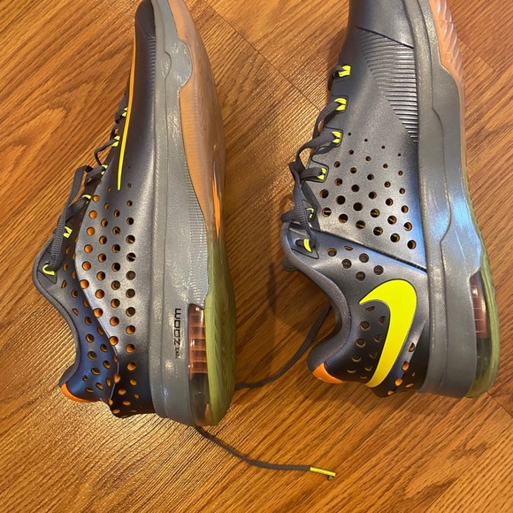 Men’s Nike Zoom Basketball Sneaker - Picture 5 of 5